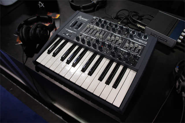 Arturia社初のアナログ・シンセサイザー「MiniBrute」〜 同社CEO