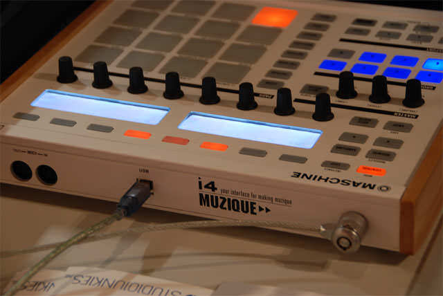 特注ホワイト・カラーのNI Maschineカスタム - ICON